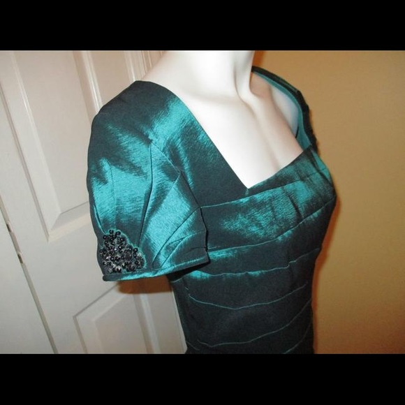 Badgley Mischa Collection emerald green dress with black appliqué sleeve - Picture 10 of 10